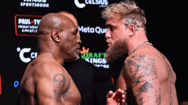 Tyson (a sinistra) e Paul (a destra) durante la cerimonia del peso (DAZN)