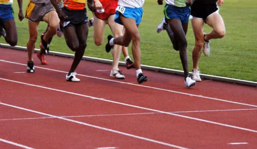 Velocisti competono su pista (Depositphotos)