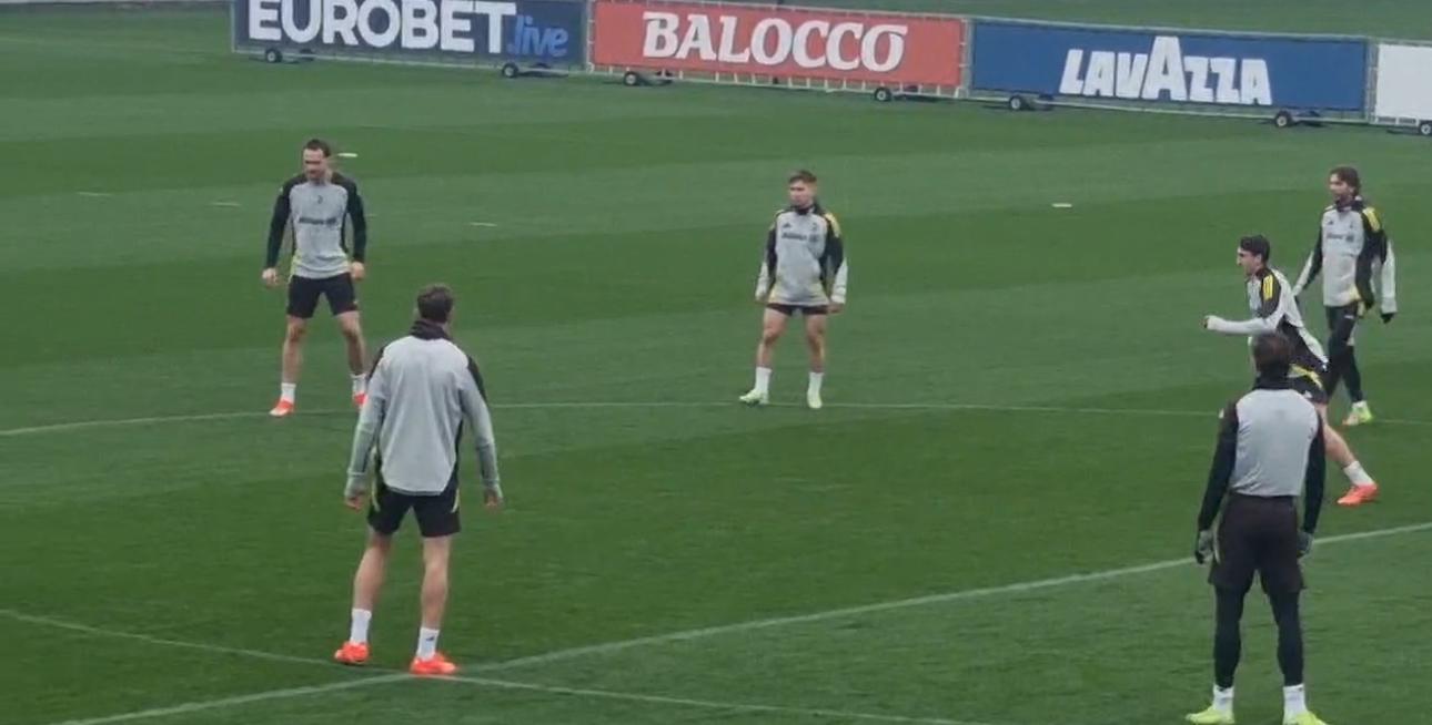 (VIDEO) Domani c’è il Manchester City, la Juventus in campo per la rifinitura. Cambiaso in gruppo