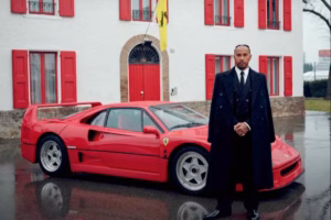 Hamilton davanti la sede della Ferrari