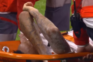 Calciatore in barella disperato