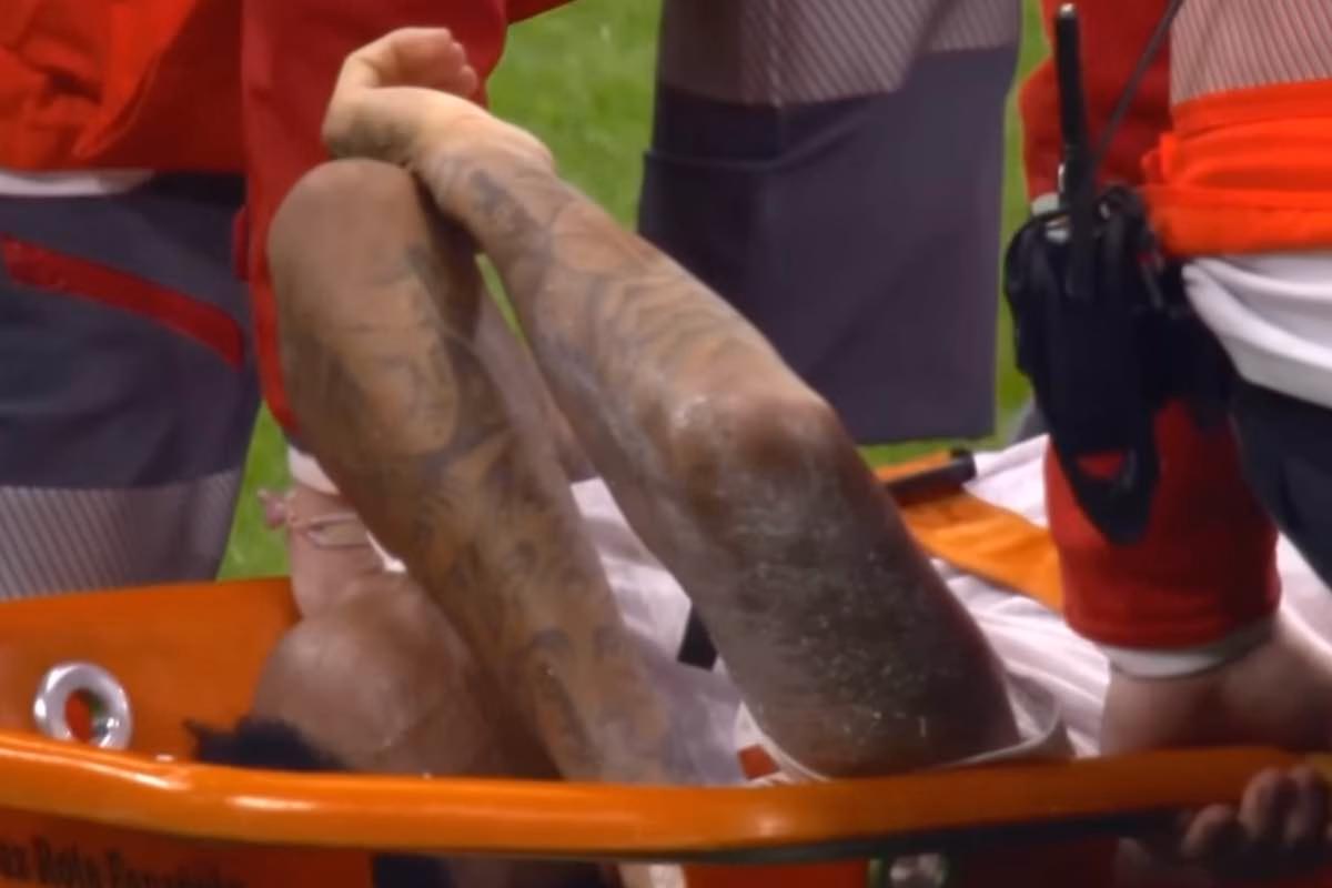 Calciatore in barella disperato