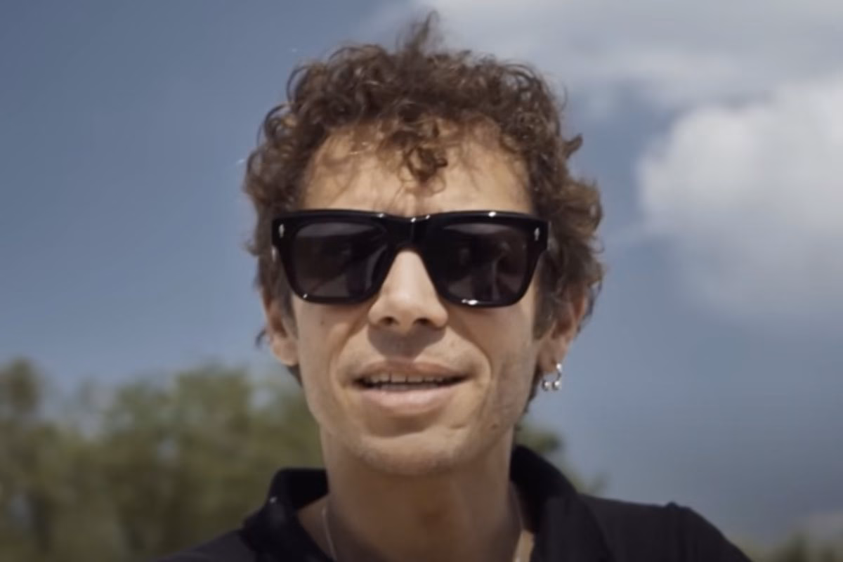 Valentino Rossi con gli occhiali da sole