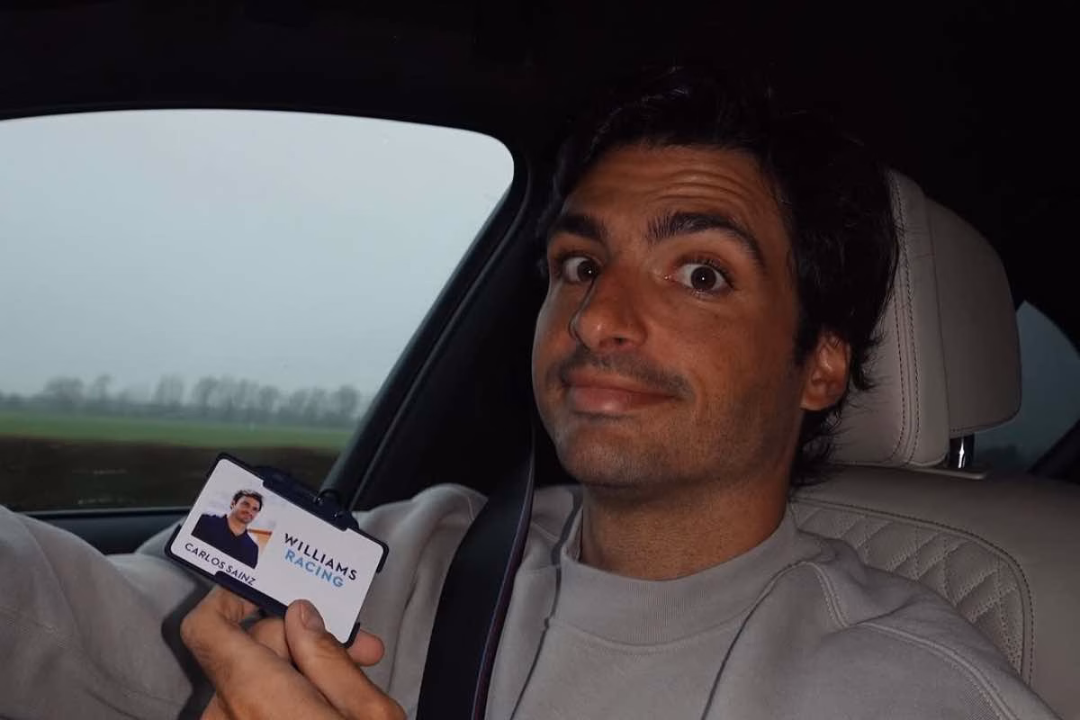 Carlos Sainz con il tesserino Williams in mano