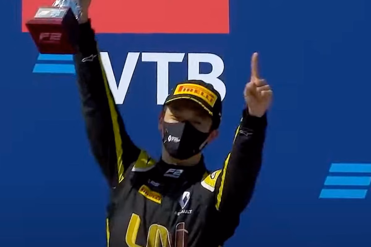 Zhou Guanyu sul podio