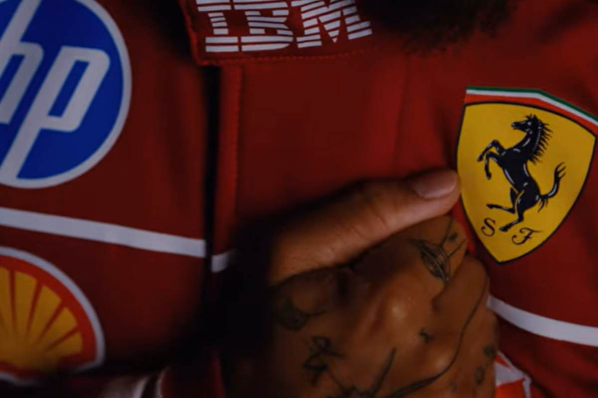 Tuta Ferrari di Lewis Hamilton