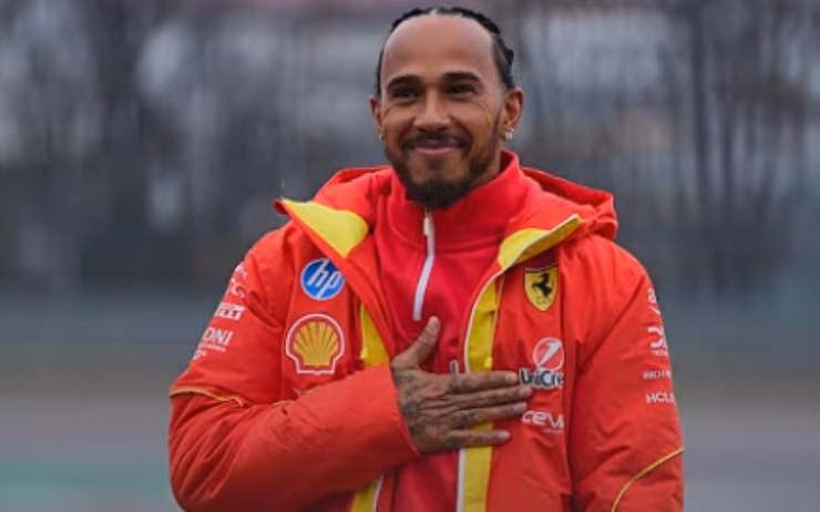 Ferrari in tuta Ferrari saluta i tifosi