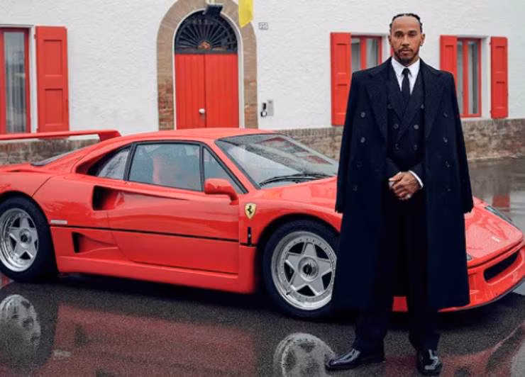 Lewis Hamilton il primo giorno a Maranello