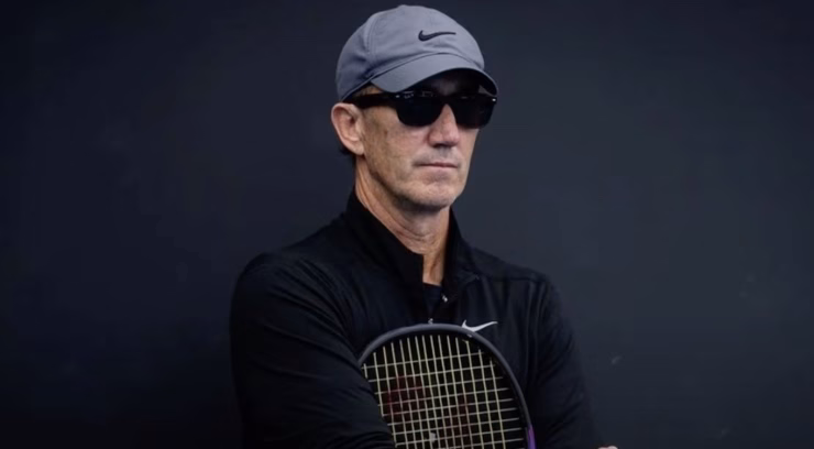 Cahill osserva l'allenamento di Sinner 