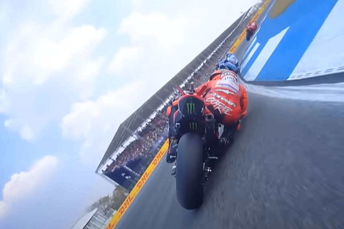 Pecco Bagnaia piega in curva