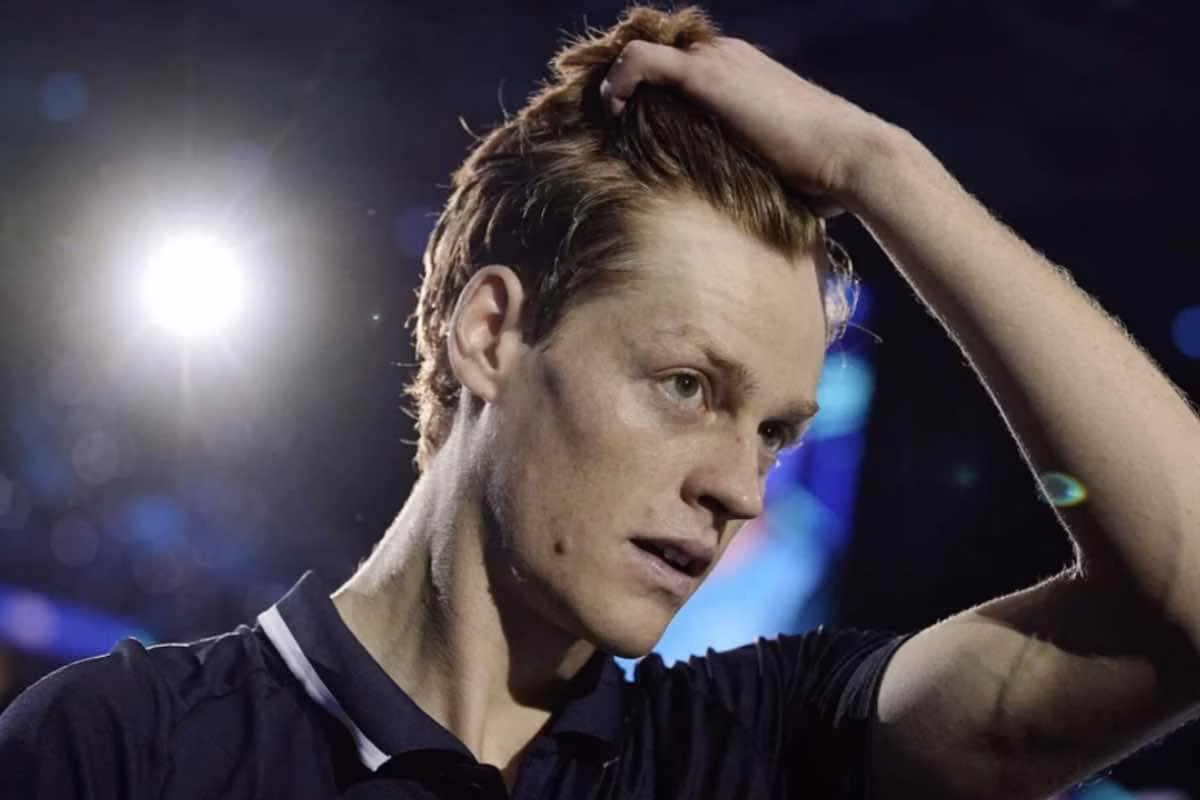 Sinner con le mani nei capelli