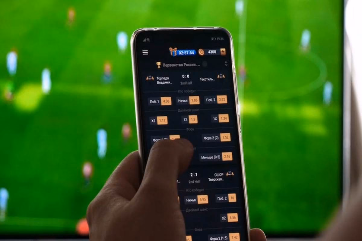 Una persona mentre scommette su un evento sportivo