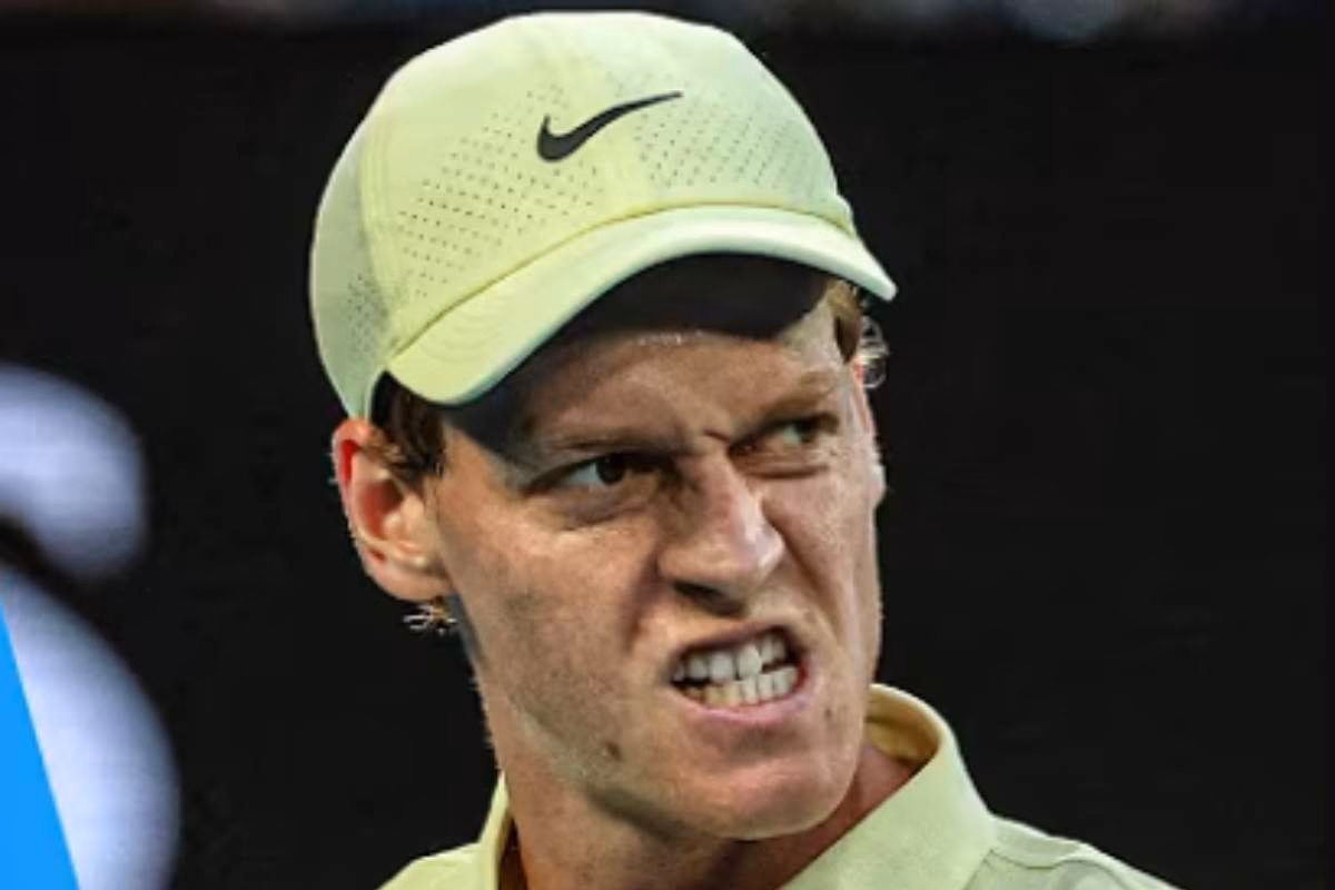 La rabbia di Sinner durante un match