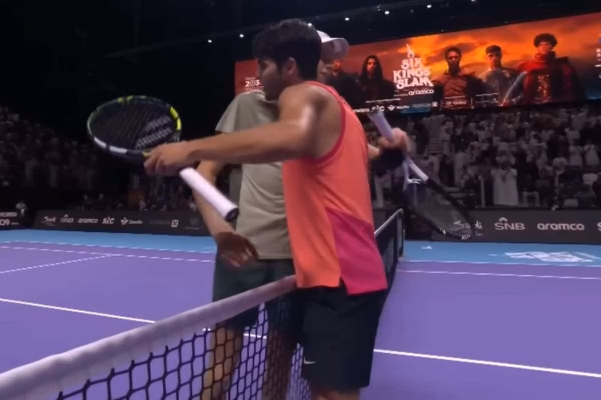 Carlos Alcaraz abbraccia Jannik Sinner dopo un match 