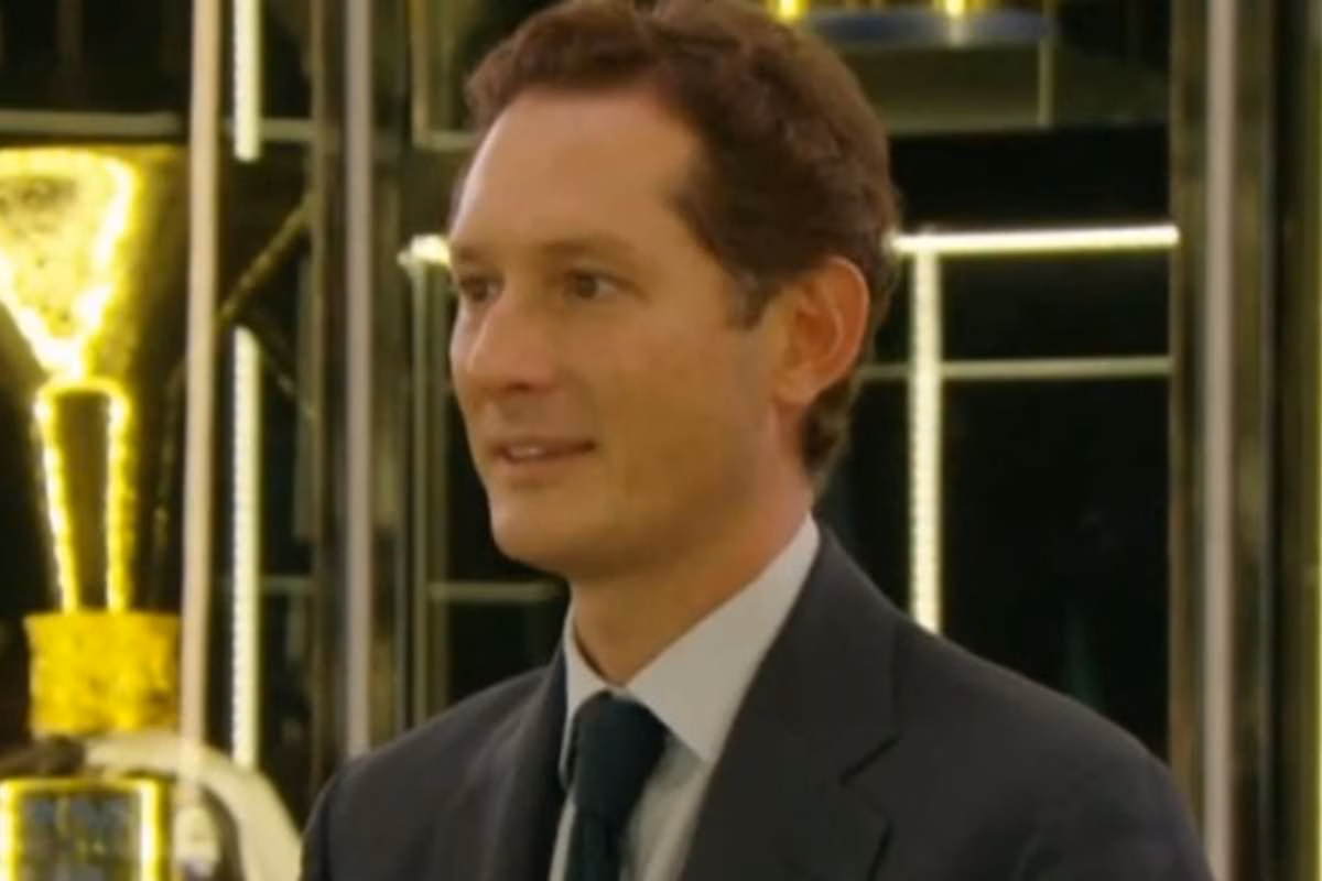 John Elkann durante una presentazione