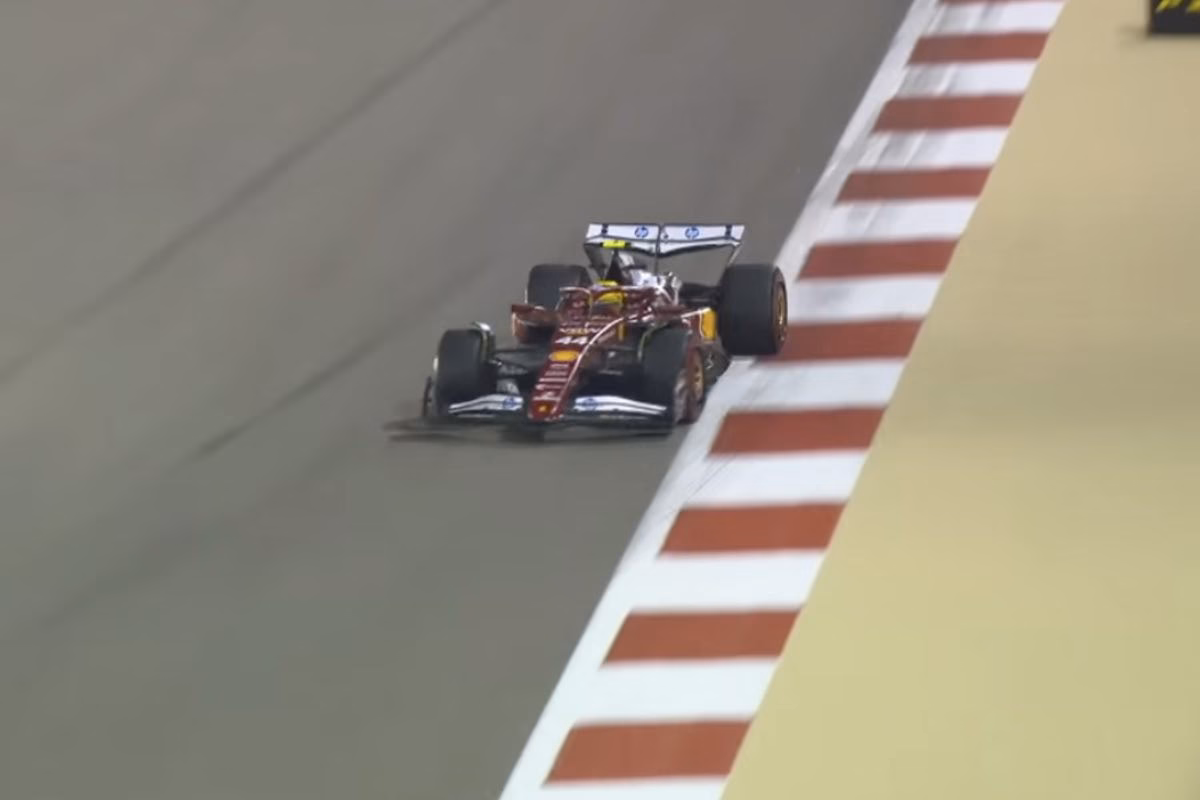 Hamilton in pista in Bahrein
