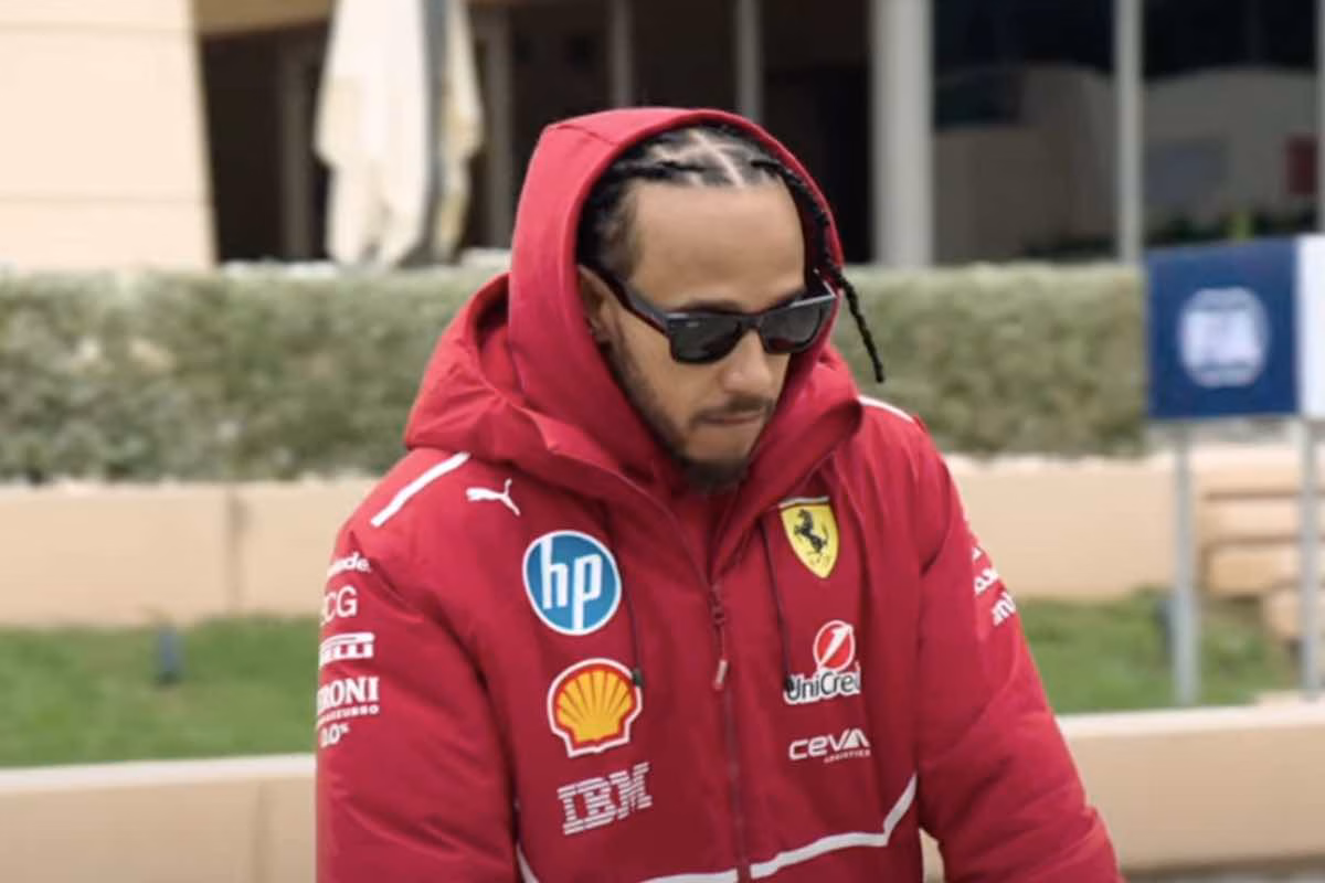 Lewis Hamilton sul monopattino