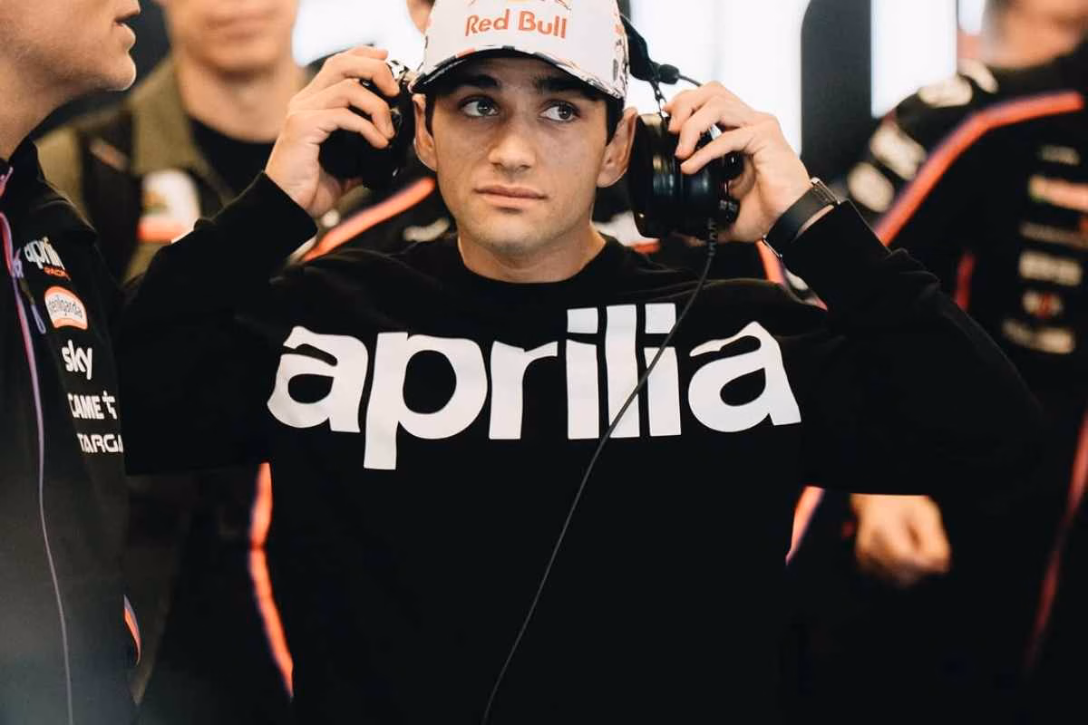 Jorge Martin si toglie le cuffie nel box Aprilia 