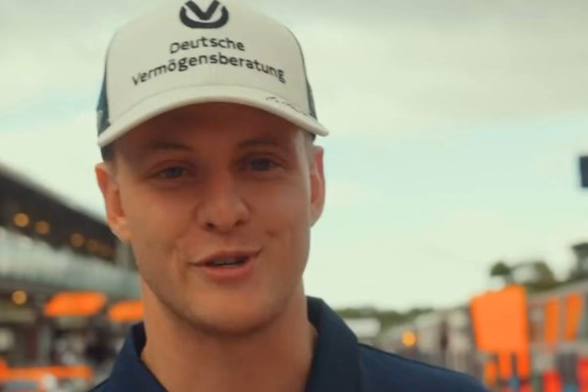 Mick Schumacher sorride dopo il terzo posto a Imola