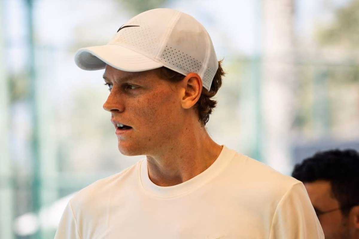 Jannik Sinner osserva perplesso