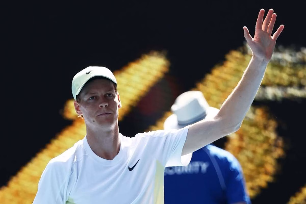 Jannik Sinner saluta il pubblico