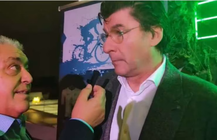 Gianni Bugno durante una intervista