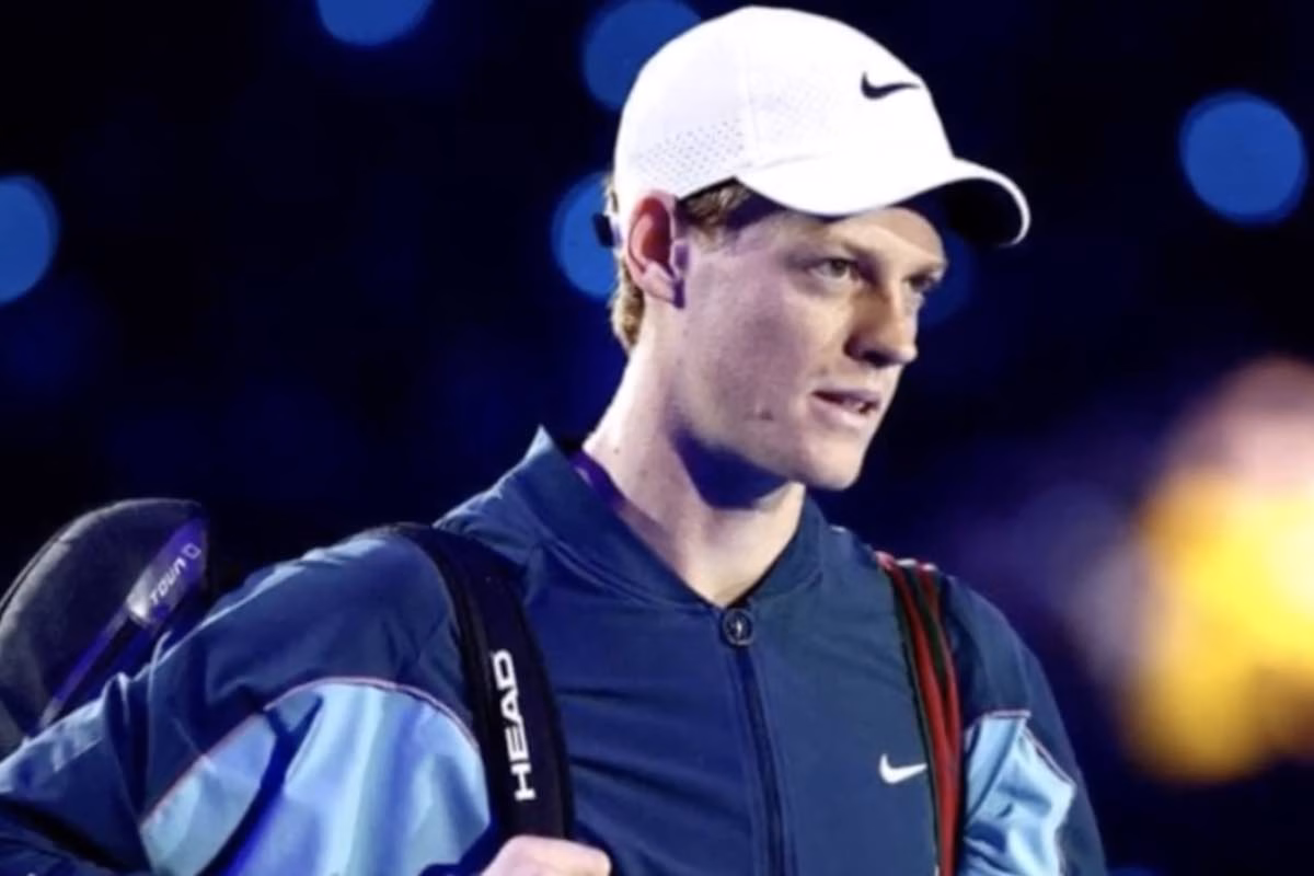 Jannik Sinner entra in campo