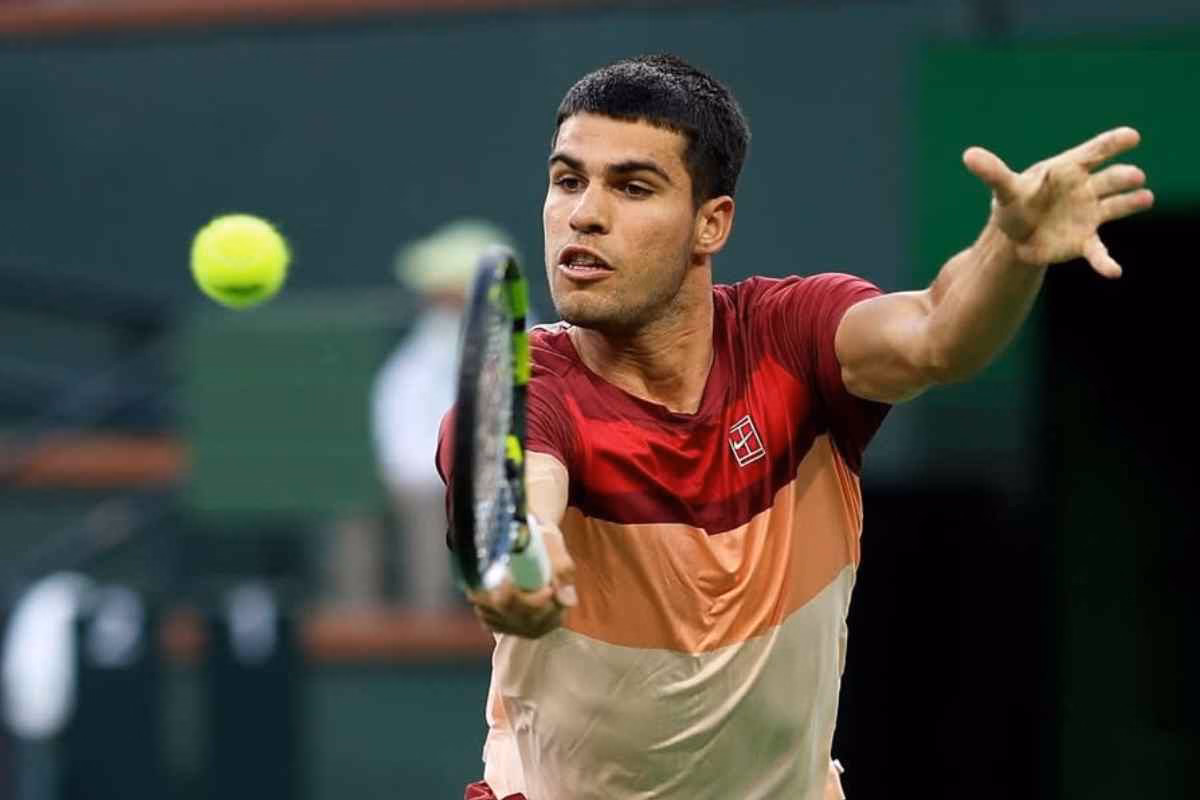 Carlos Alcaraz colpisce di rovescio 