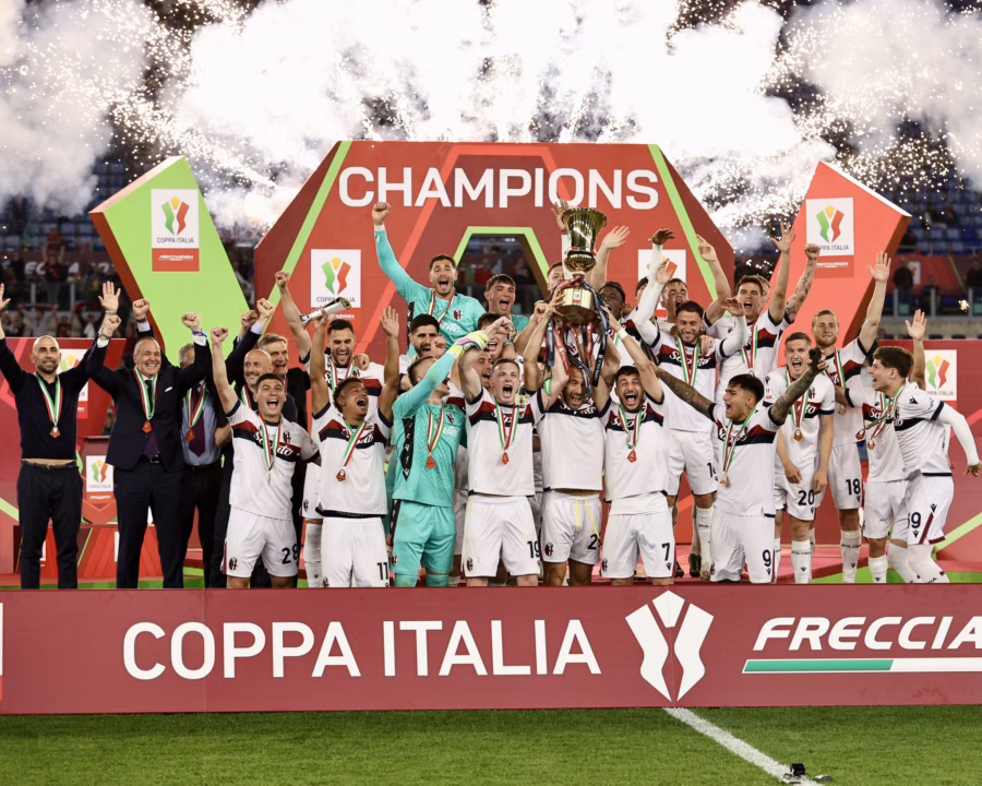 Il Bologna alza il trofeo della Coppa Italia 2024/25 e va direttamente in Europa League
