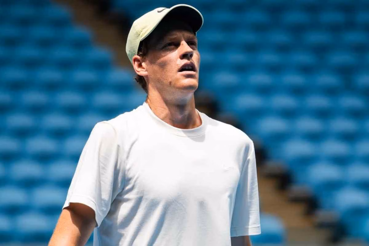 Jannik Sinner guarda verso l'alto durante un match