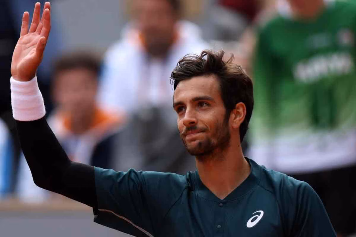 Lorenzo Musetti saluta il pubblico del Roland Garros
