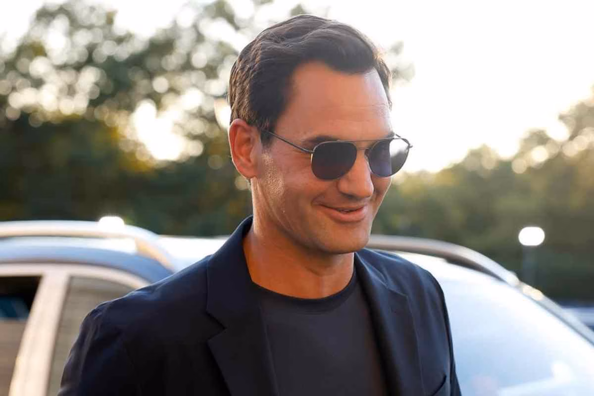 Roger Federer sorride con indosso gli occhiali da sole 