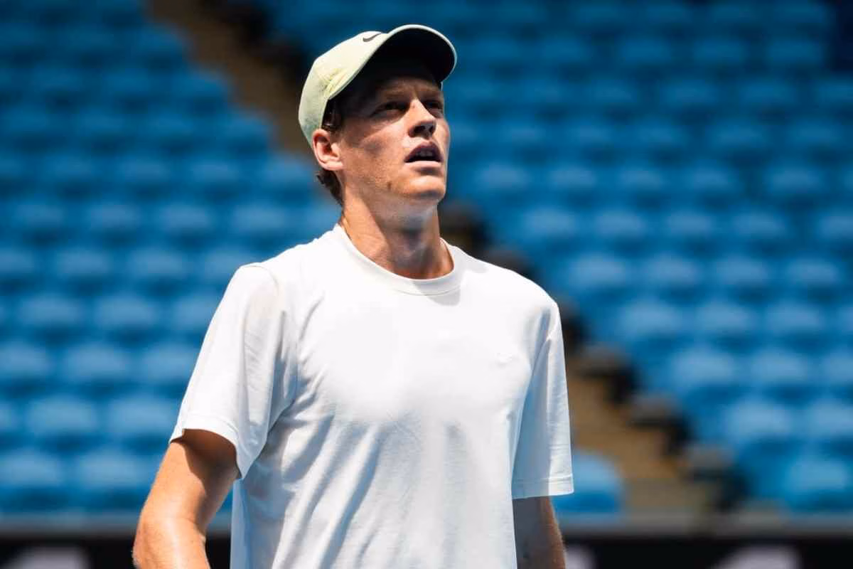 Jannik Sinner durante un match 