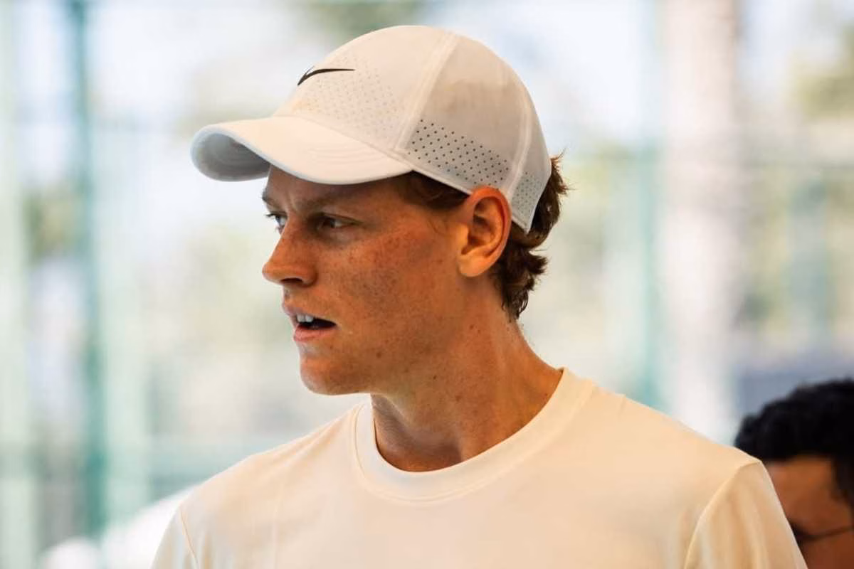 Jannik Sinner con lo sguardo preoccupato