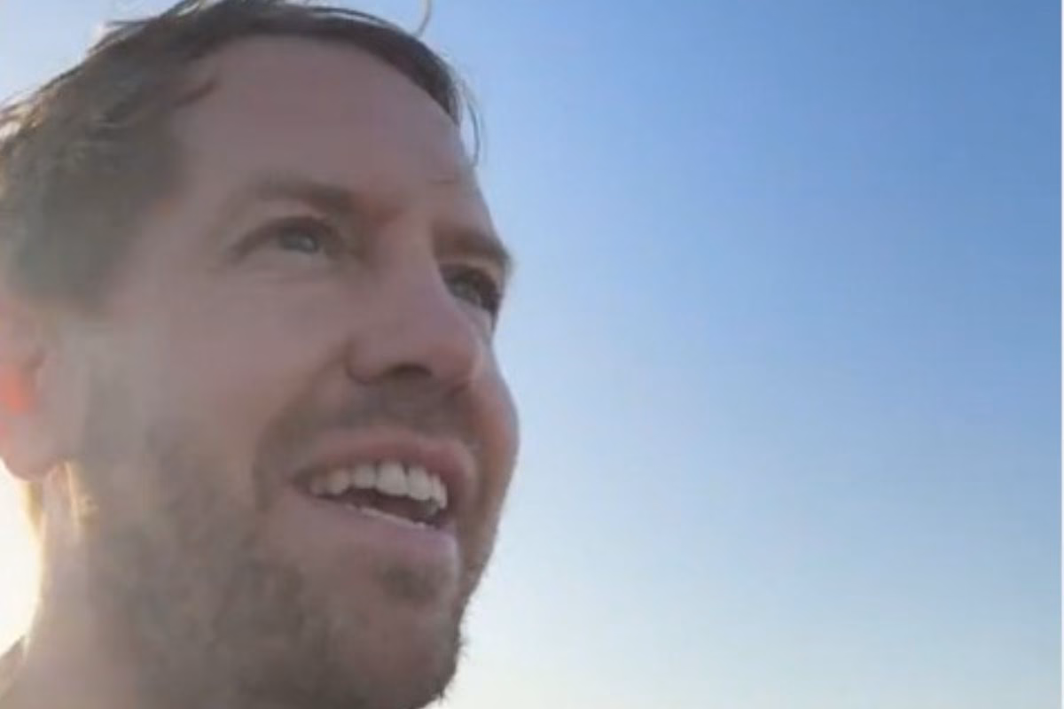 Sebastian Vettel sorride durante un'intervista