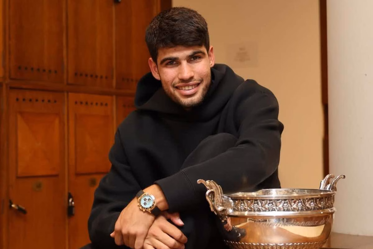 alcaraz con il trofeo del Roland Garros