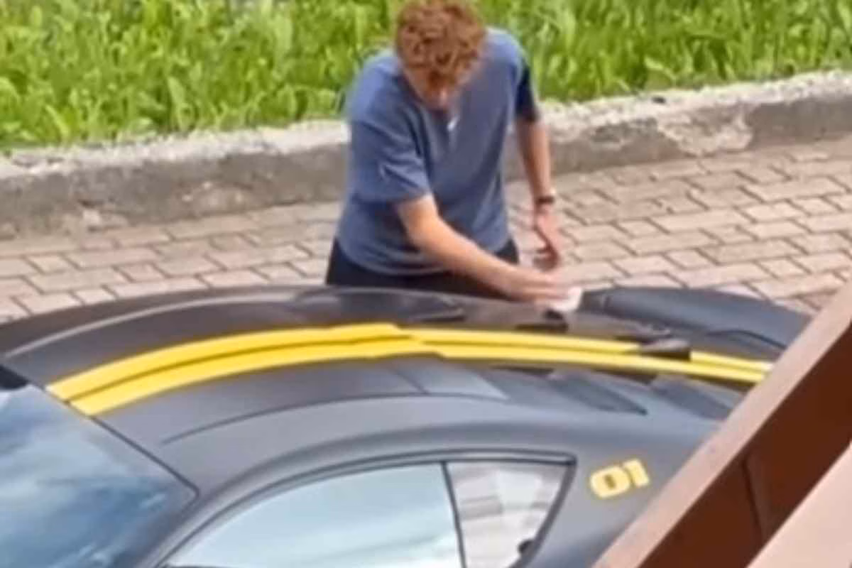 Jannik Sinner lava la Ferrari