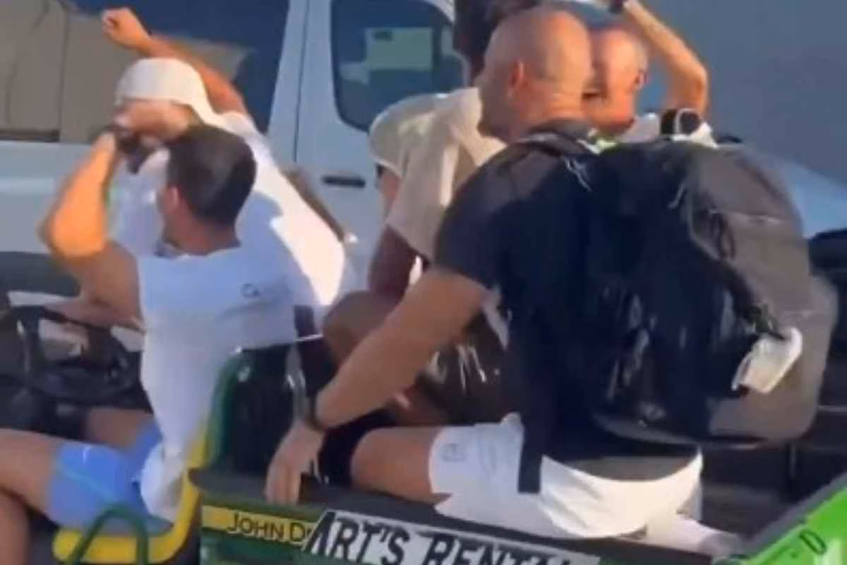 Carlos Alcaraz festeggia con il suo team 