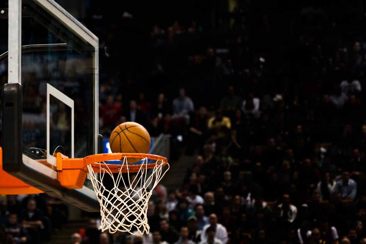 Palla da basket che entra nel canestro