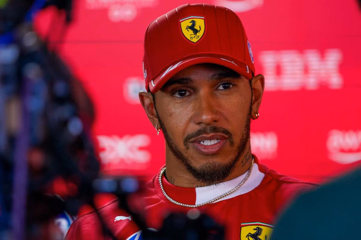Hamilton in Ferrari pilota