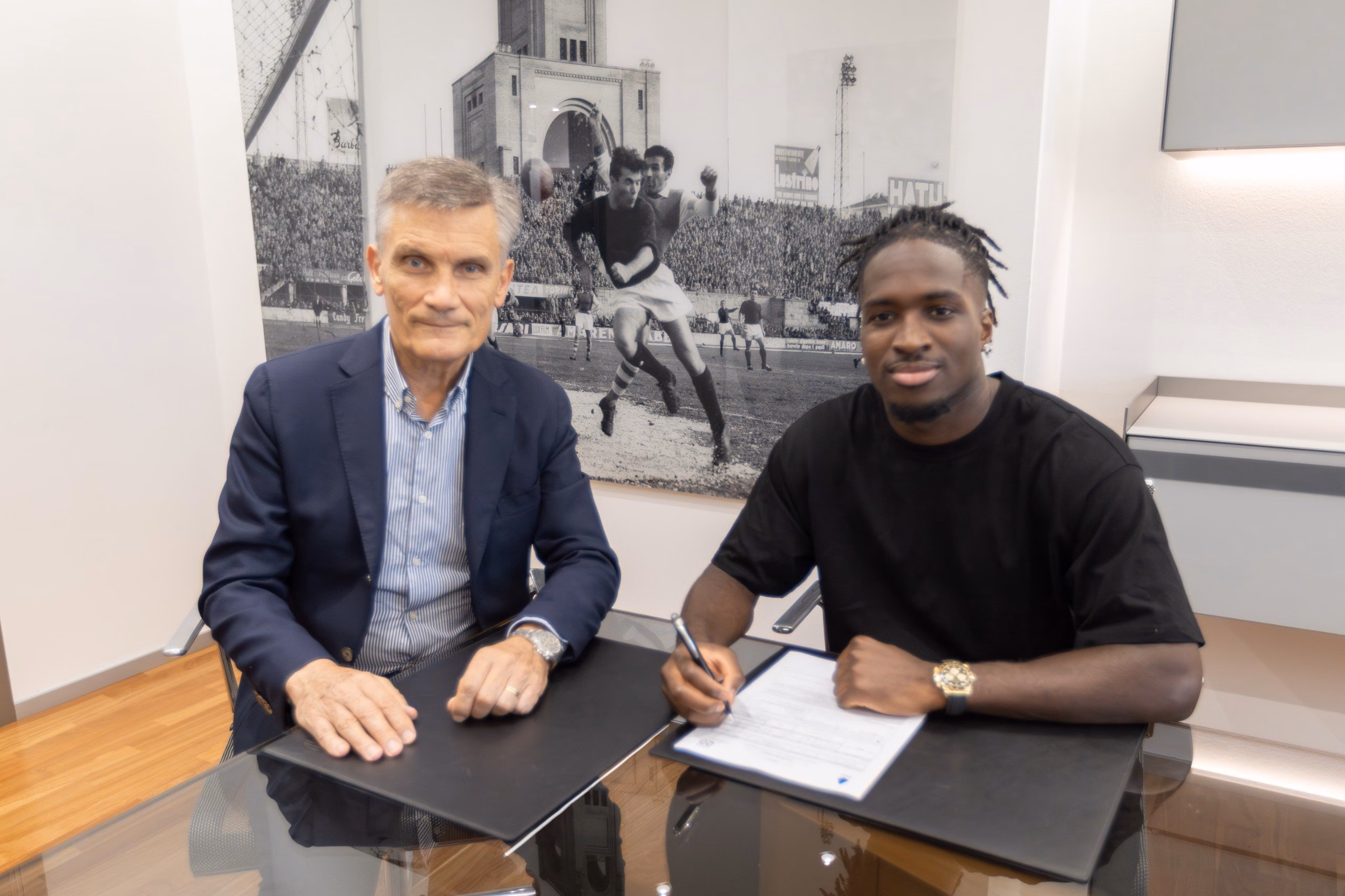 Jonathan Rowe con Giovanni Sartori al momento della firma (© Bologna FC 1909)