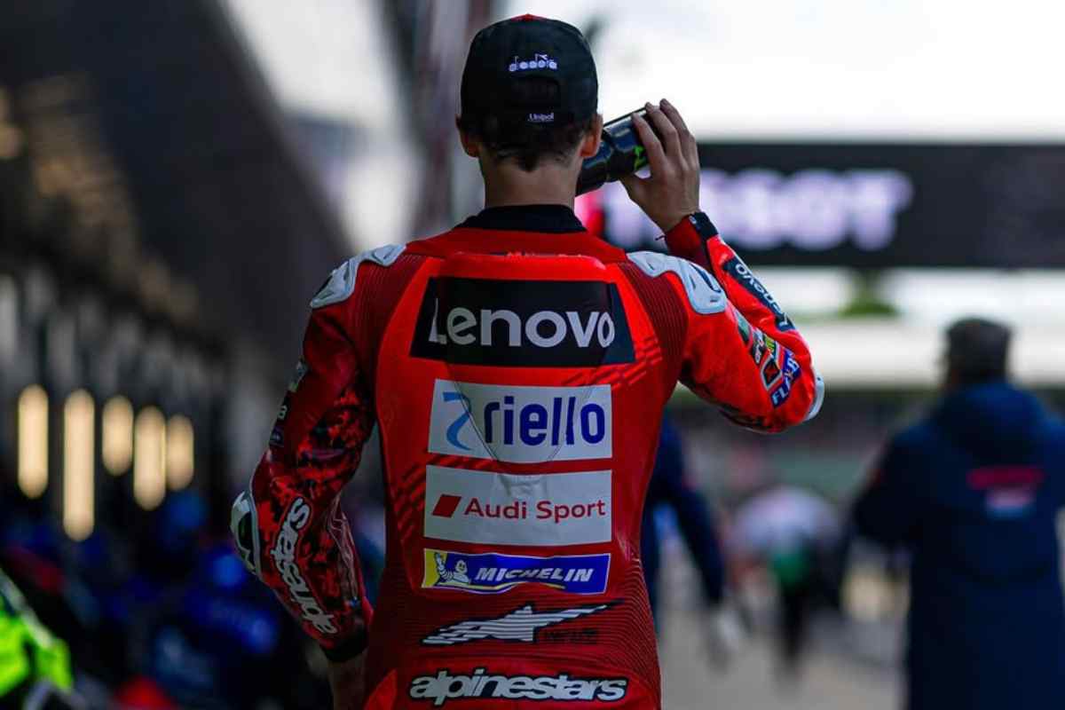 Pecco Bagnaia di spalle