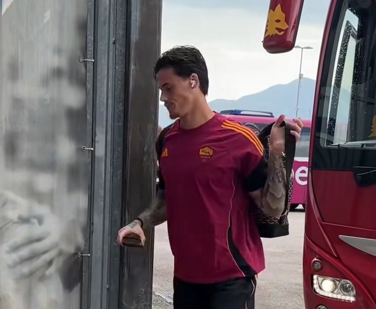 La Roma è arrivata allo Stirpe: alle 17 l’amichevole contro il Neom (VIDEO)