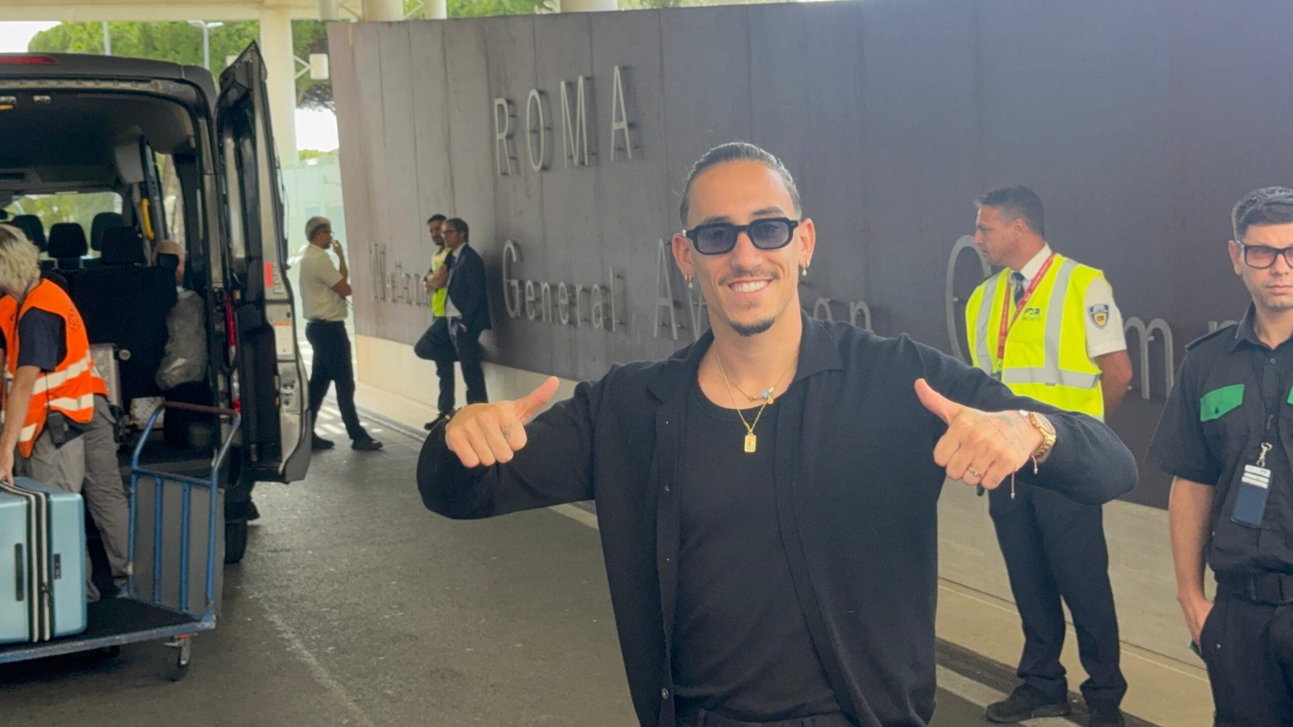 Roma, Tsimikas è atterrato a Ciampino: ecco le prime immagini