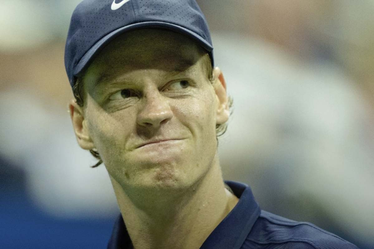 Sinner sbuffa in campo 