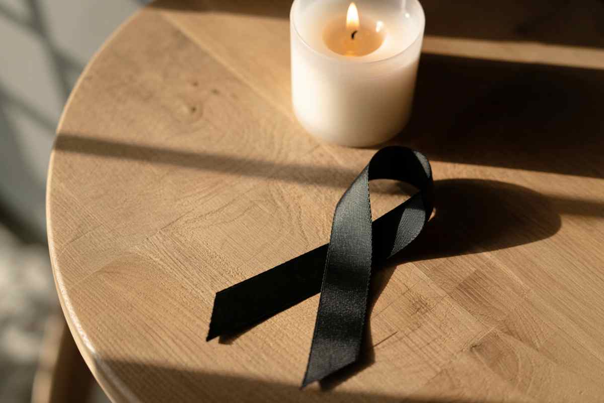 Fiocco nero sul tavolo