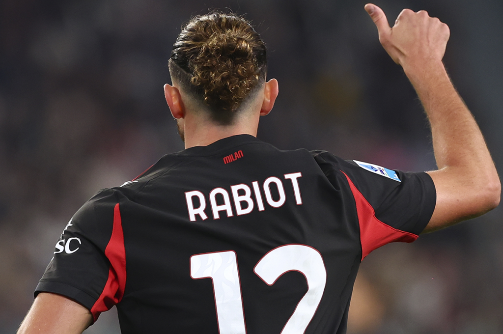 Adrien Rabiot, centrocampista del Milan, tra gli infortunati in vista della sfida con la Fiorentina (© AC Milan)