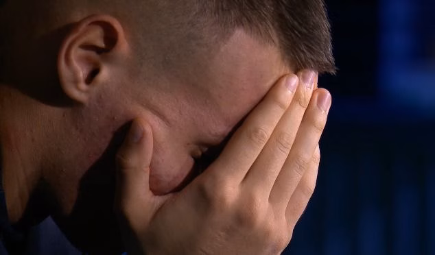 Il pianto di Francesco Camarda in panchina dopo l’errore dal dischetto in Lecce Napoli