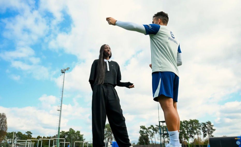 (FOTO) Lautaro Martinez incontra Paola Egonu: “Dal campo alla rete, stessa passione”