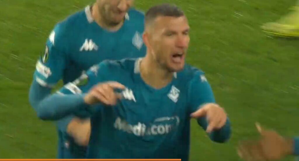 L'esultanza di Edin Dzeko per il gol in Rapid Vienna-Fiorentina